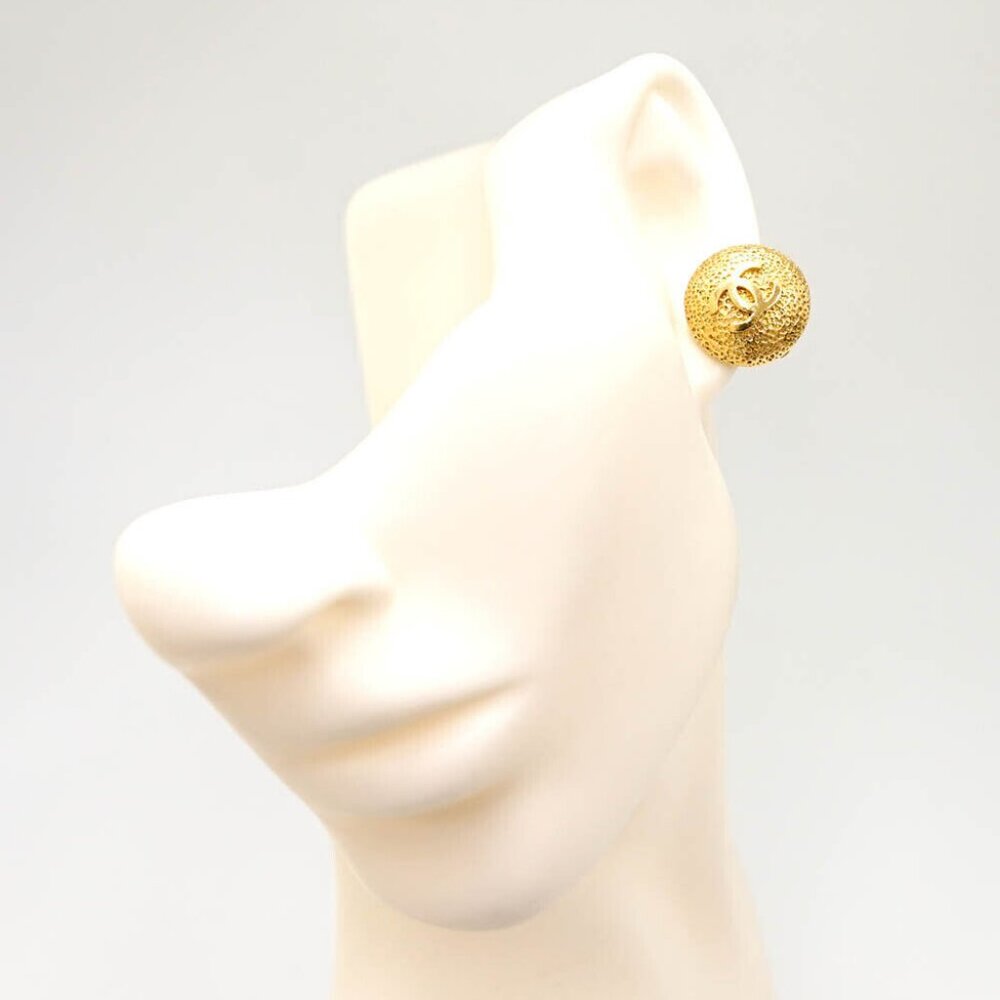 CHANEL CC Logos Round Clip-On Earrings Gold Tone 96P Auth #24031